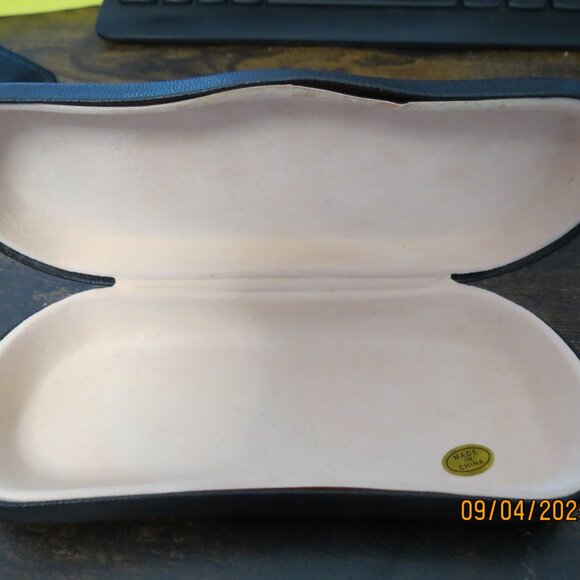 Generic Black Clam Case for Glasses - Picture 4 of 4
